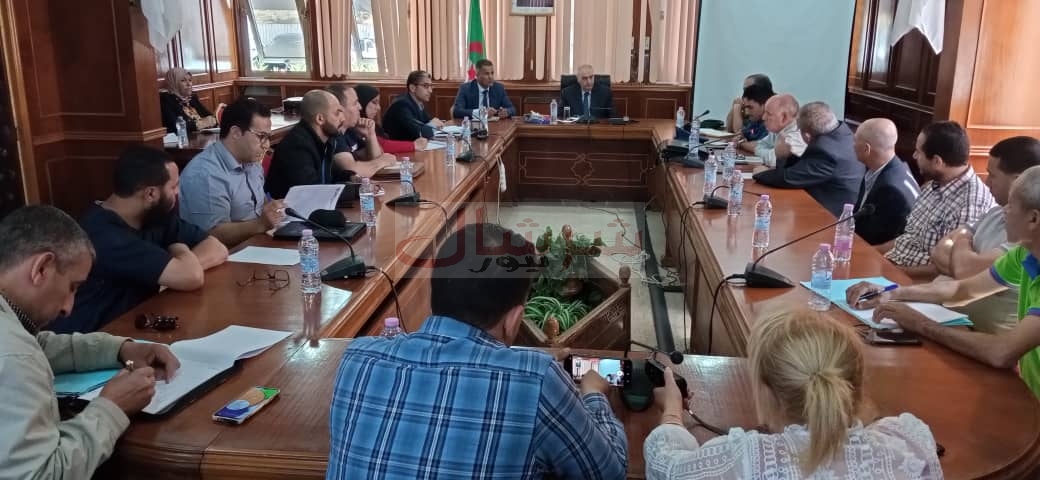 والي تيبازة يناقش مشاكل النّقل بالولاية ويدعو الفاعلين لاقتراحاتٍ وحلولٍ عملية